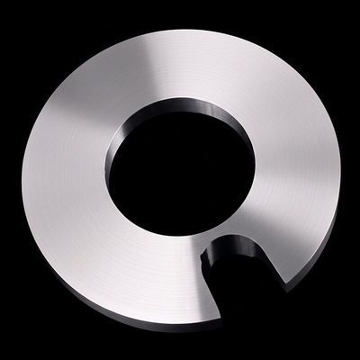 Faca circular de corte com ranhuras de posicionamento para corte de pilas de baterias